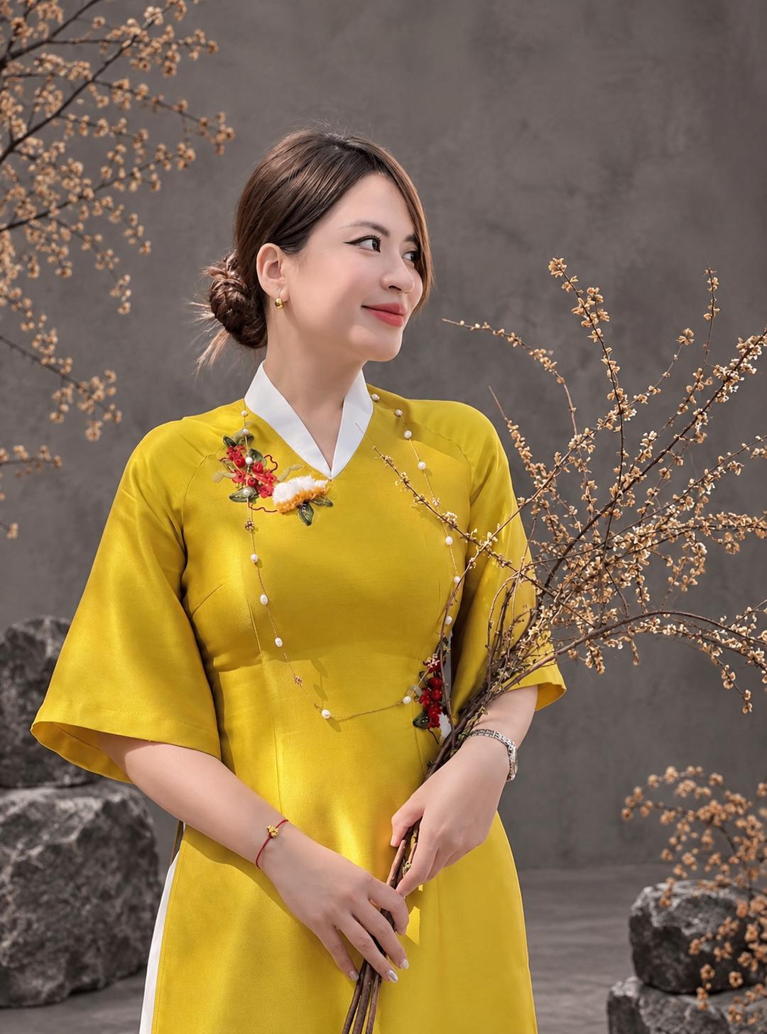Keng Vietnamese ao dai Vneck yellow, pants included