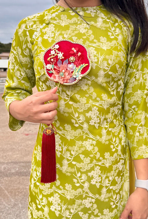 Bridal fan for Vietnamese or Chinese wedding, quat cam tay
