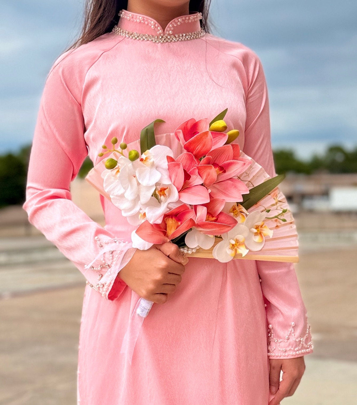 Bridal fan for Vietnamese or Chinese wedding, quat cam tay
