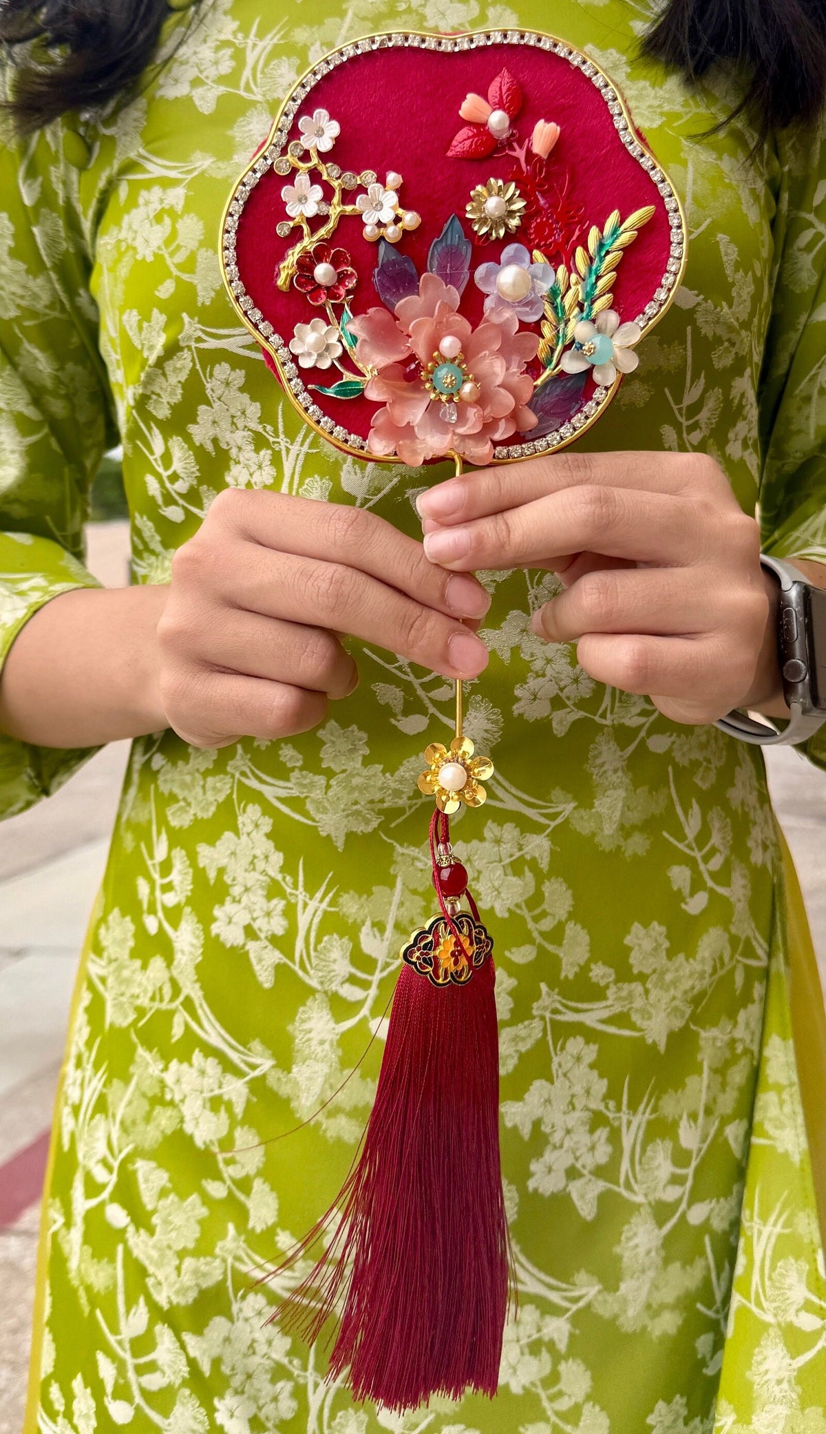 Bridal fan for Vietnamese or Chinese wedding, quat cam tay